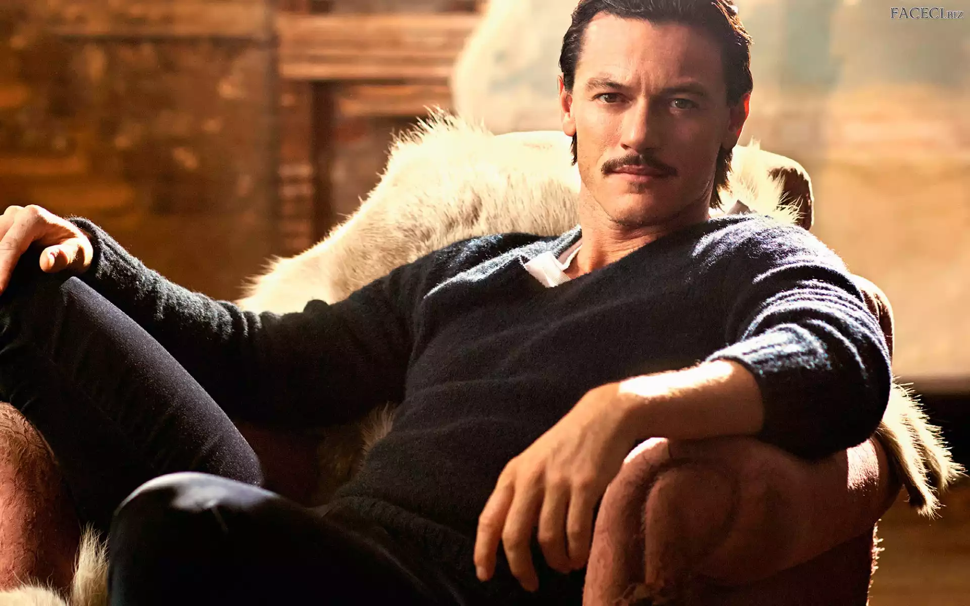 Brunet, Fotel, Luke Evans, WÄ…sy